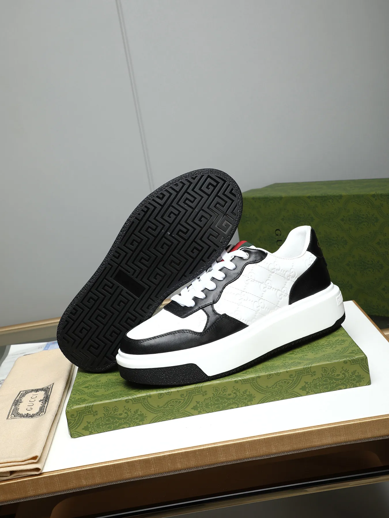 Men's shoes 💰480 New men's shoes GUCCI Fashion trend Made of first-layer calfskin ➕ washed sheep lining! The foot feels super comfortable and the workmanship is impeccable. Foam ultra-light outsole, size: 38-44 (45 customized) 4 colors to choose from!